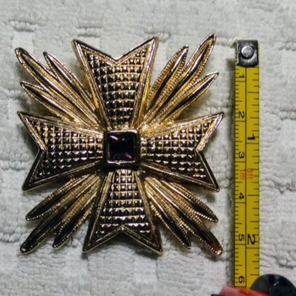 Carolee 2×2" VTG Gold tone cross - Picture 10 of 10